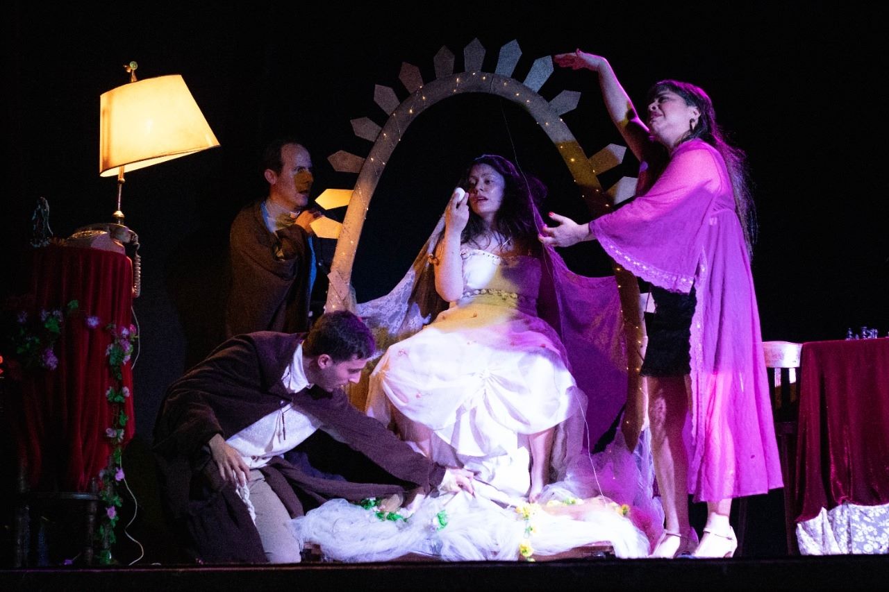 Teatro Beckett: “La Ponedora,  el último milagro” con dramaturgia y dirección de Ana Lucía Rodríguez