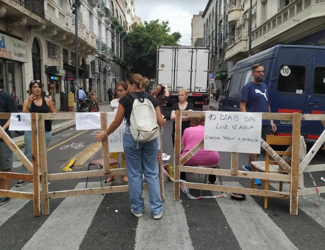 Balvanera: vecinos sin luz hace 10 días cortaron Tucumán y Pasteur