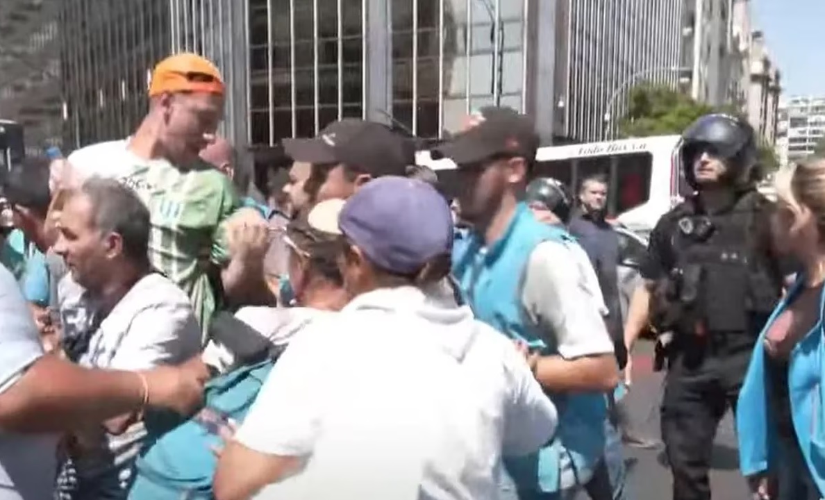 Retiro: protesta de manteros y tensión con la policía tras el desalojo