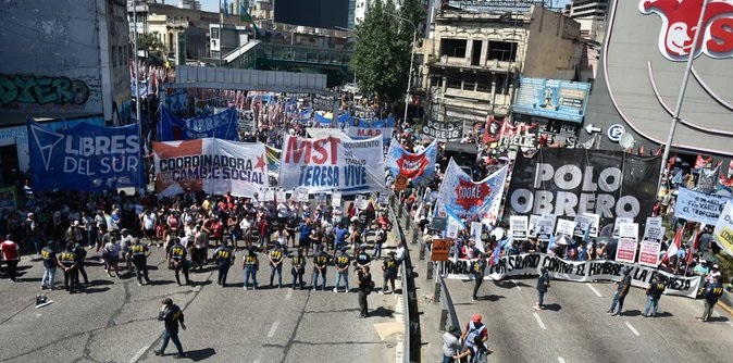 Unidad Piquetera protestó en Puente Pueyrredón para reclamar la libertad de dos militantes de Mendoza