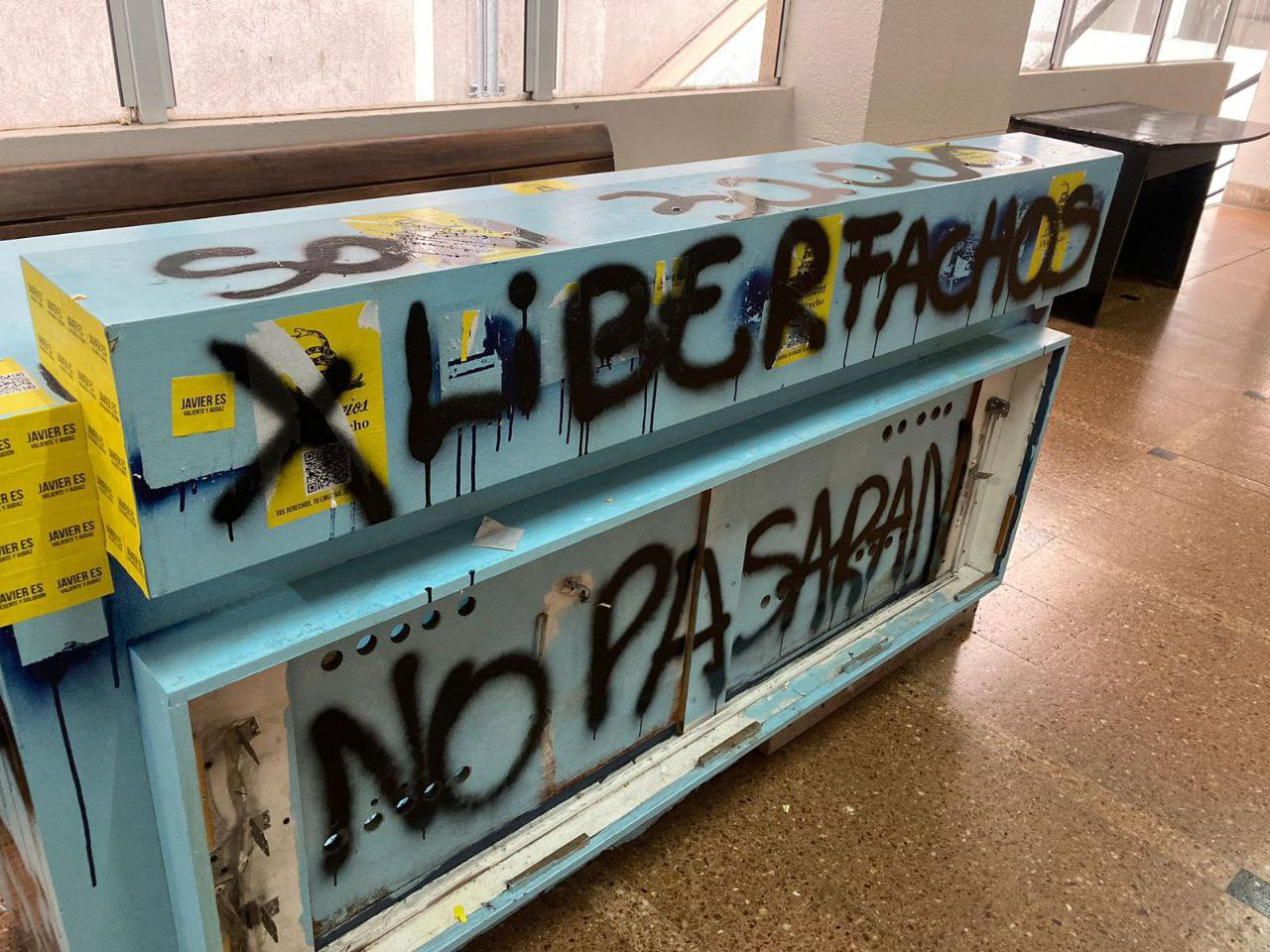 Facultad de Derecho: libertarios denuncian que la izquierda les vandalizó la mesa partidaria