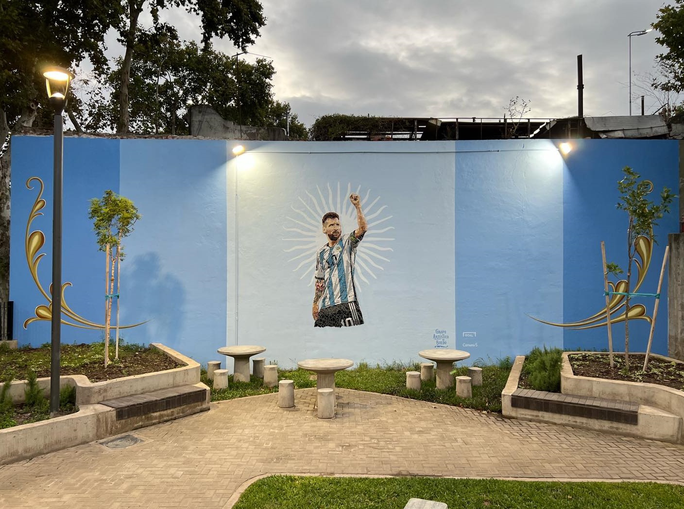 El Grupo Artístico de Boedo realizó un mural gigante de Messi en la nueva plaza de Constitución al 3300