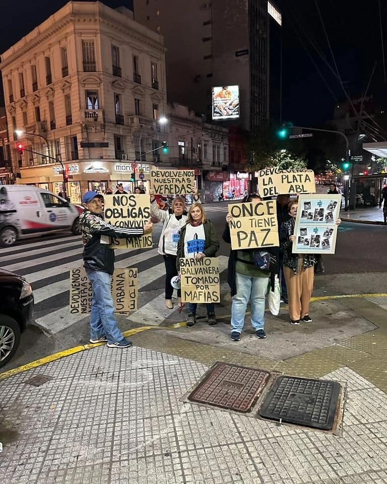 Rodríguez Larreta hizo una reunión en un bar del Abasto y vecinos protestaron en la puerta