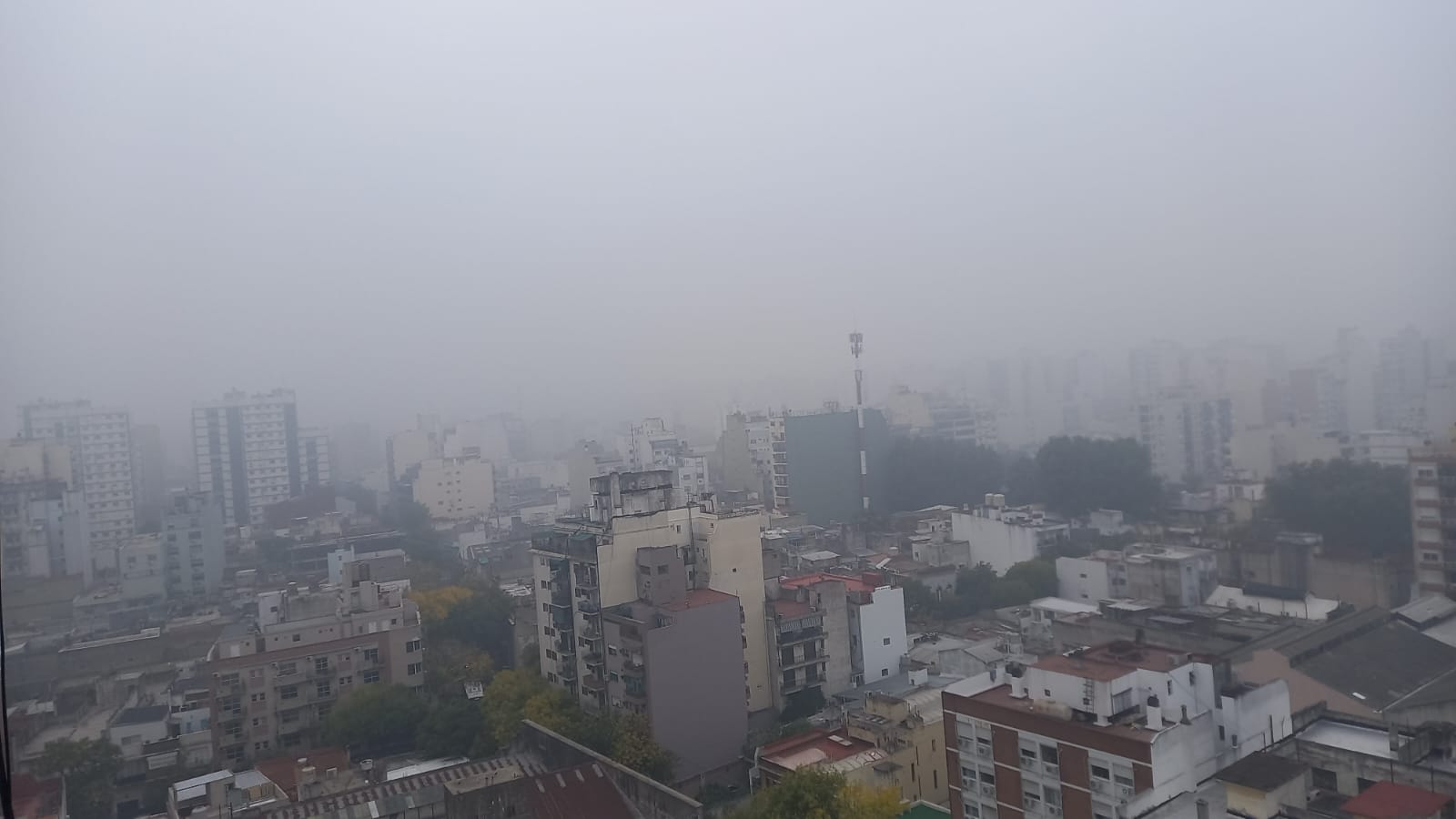 Nueva jornada con humo y olor a quemado en CABA