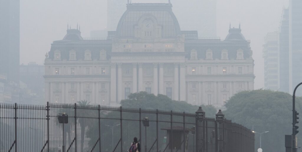 Humo y olor a quemado invaden la ciudad