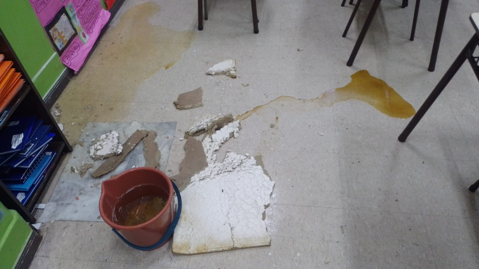 San Cristóbal: cayó un pedazo de cielo raso en un aula de la Escuela Jorge Luis Chinetti