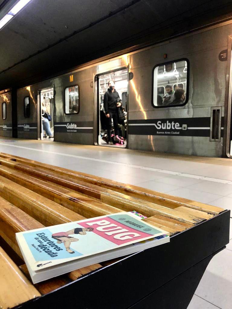 Suelta de libros en el subte por la Feria del Libro