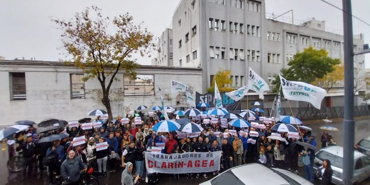 Conflicto en Clarín: Sipreba llamó al paro y el Ministerio de Trabajo dictó una conciliación que suspende los despidos