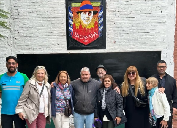 190 años de Balvanera: Plaza Fumarola luce un emblema del barrio hecho con mosaicos