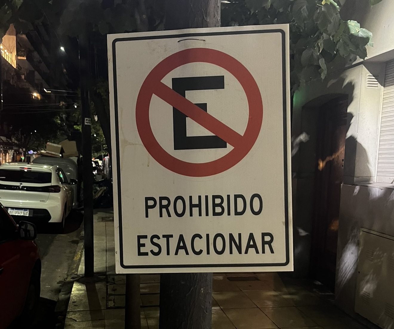Una ONG denuncia que vecinos colocaron más de 10.000 carteles apócrifos de Prohibido estacionar