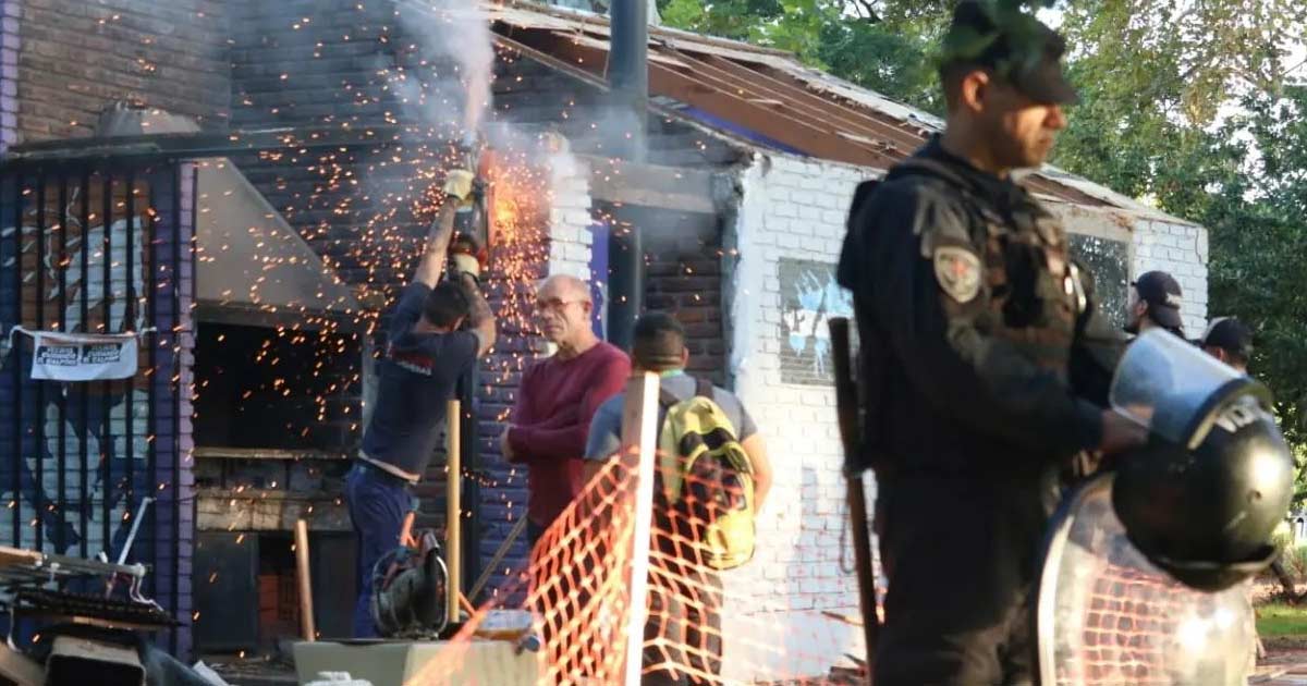 De madrugada, con montaje policial, desarmaron el Galpón de Ortúzar