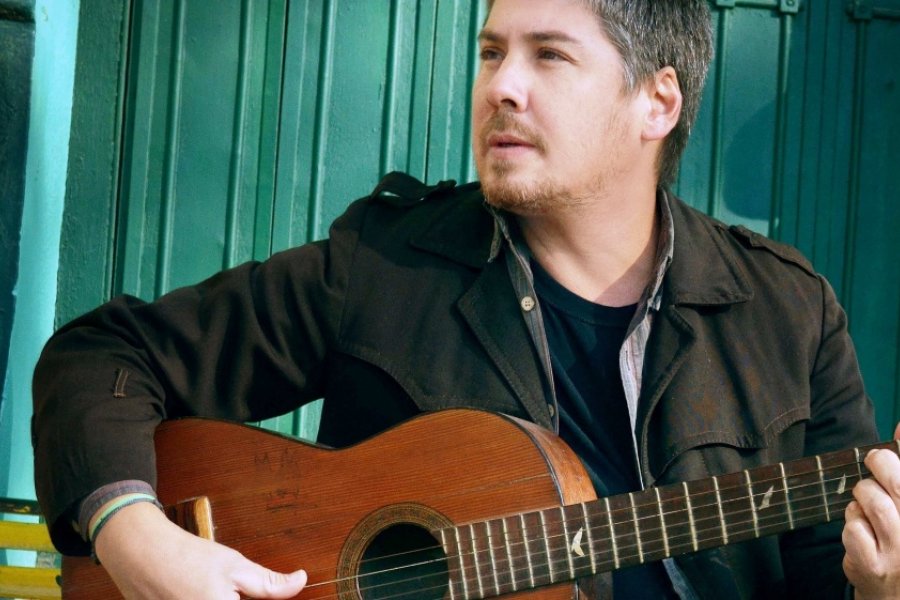 Juan Manuel Barrios presenta sus canciones en Café Vinilo