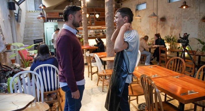 El dueño de un bar de Palermo le dio trabajo al hermano del joven que intentó robarle el celular a una clienta