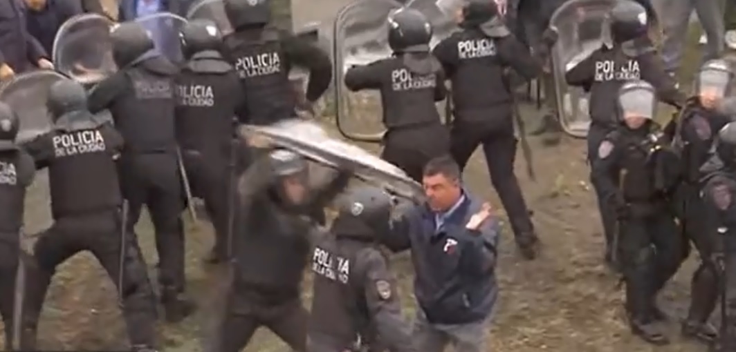 El GCBA inició un sumario y podría aplicar sanciones al policía porteño que atacó con su escudo al colectivero en General Paz