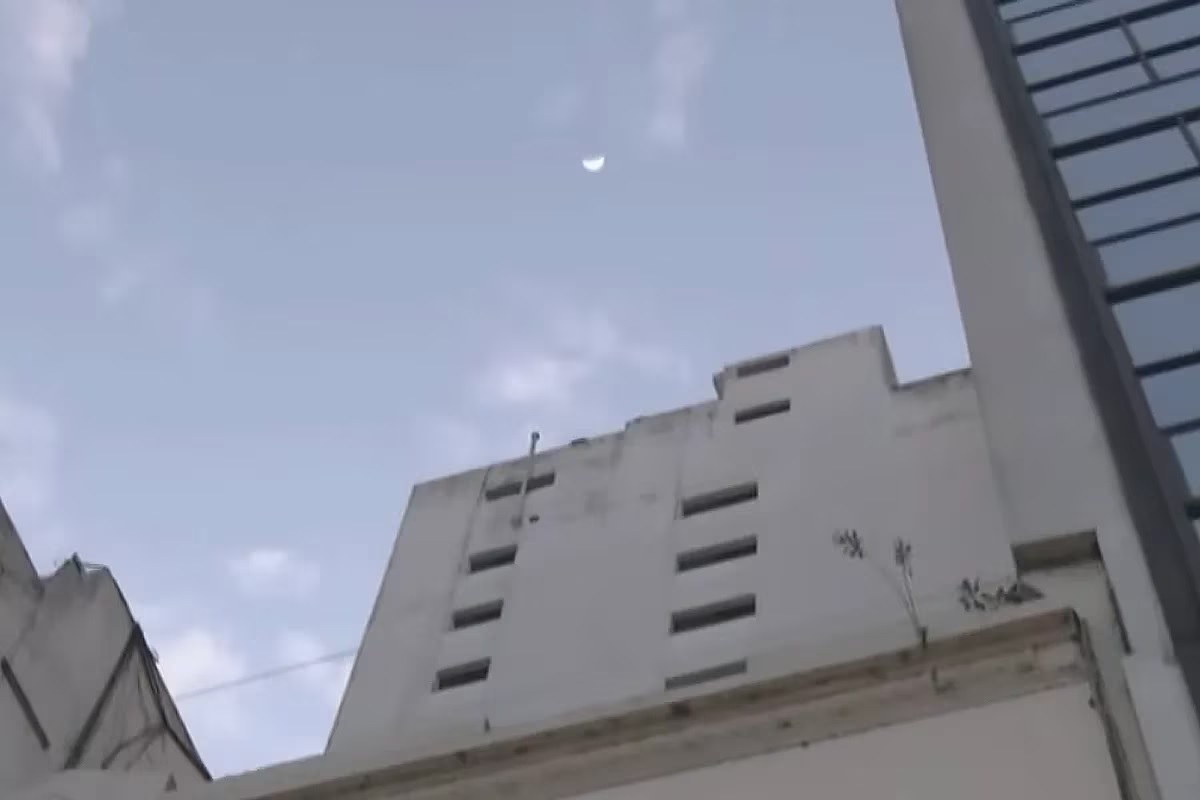 Una mujer murió al caer de una terraza en un edificio cercano al Obelisco