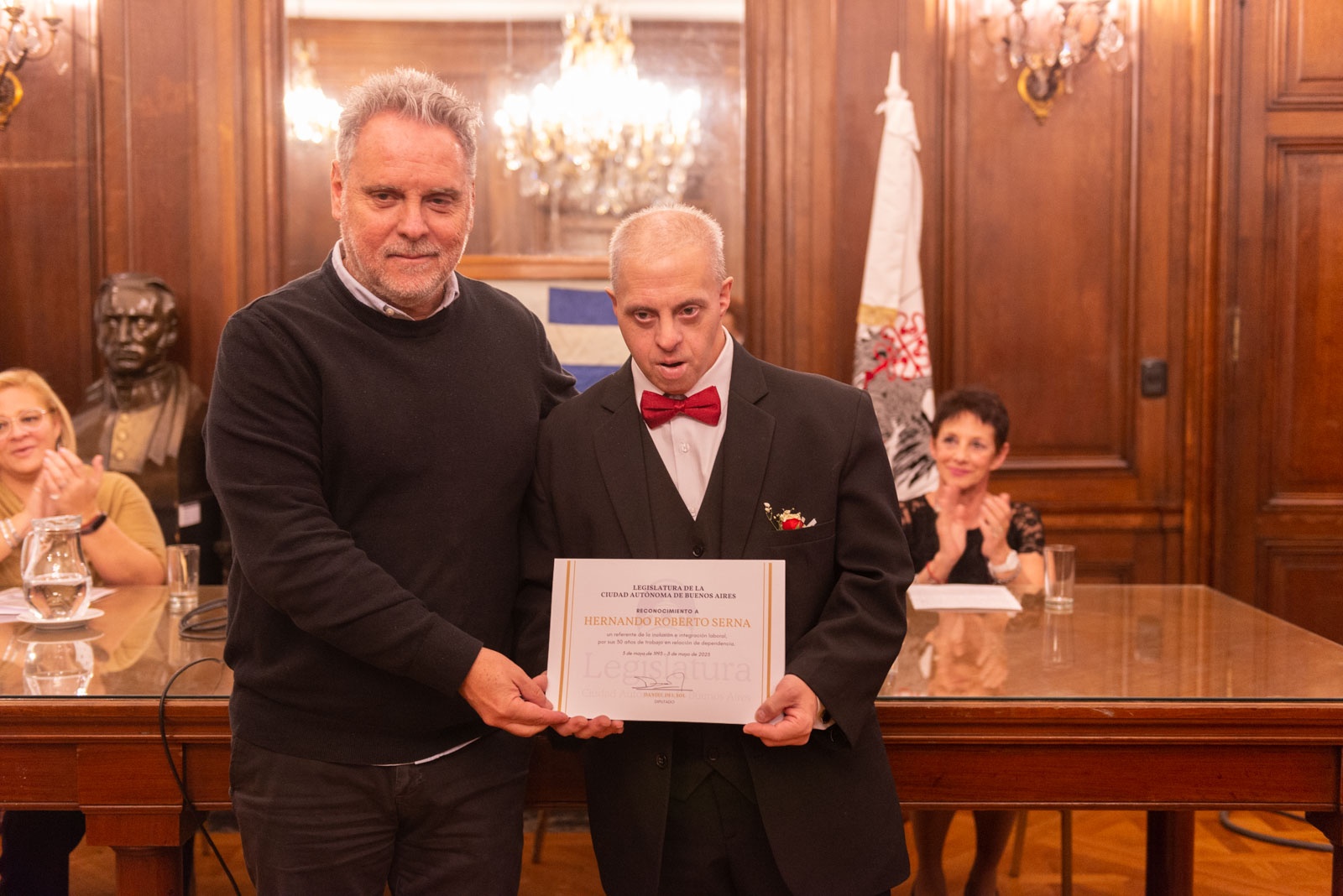 Homenajeron a Hernando Serna, el primer empleado en blanco de Argentina con síndrome de Down
