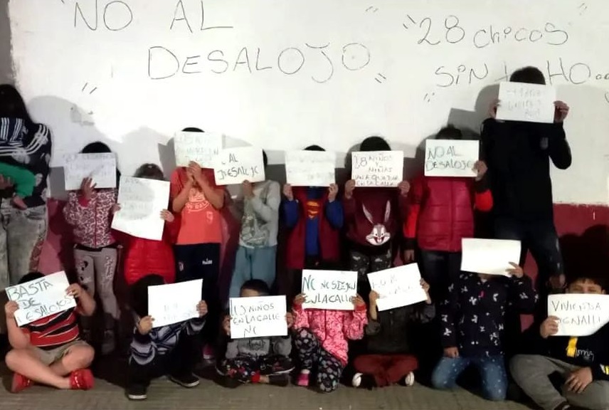 Constitución: 46 familias resisten el desalojo de un hotel