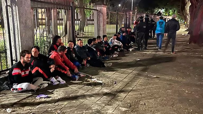 Enfrentamiento entre barras de Defensores de Belgrano y policías de la Ciudad en Nuñez