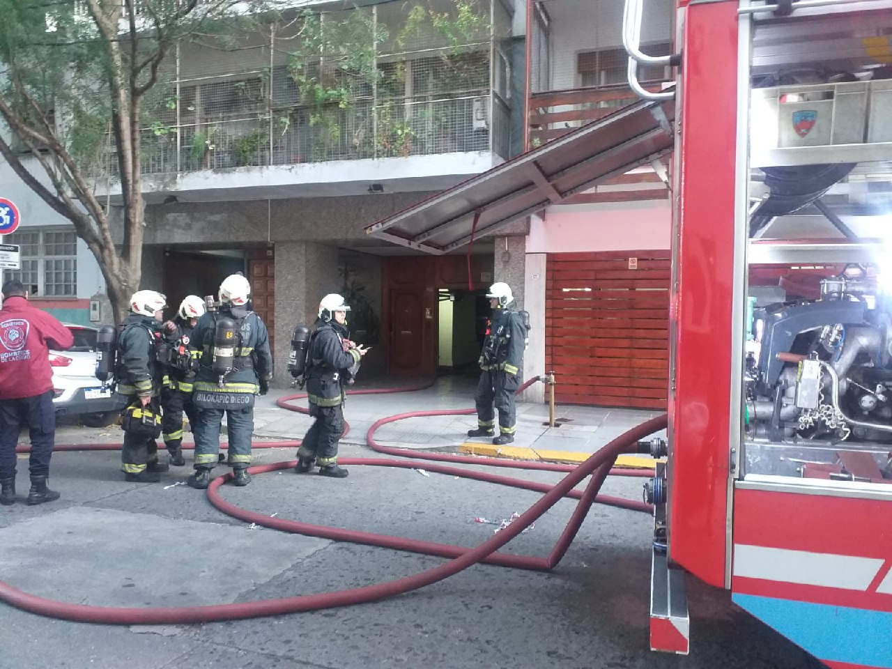 Se incendió una vivienda en Caballito y hospitalizaron a dos personas