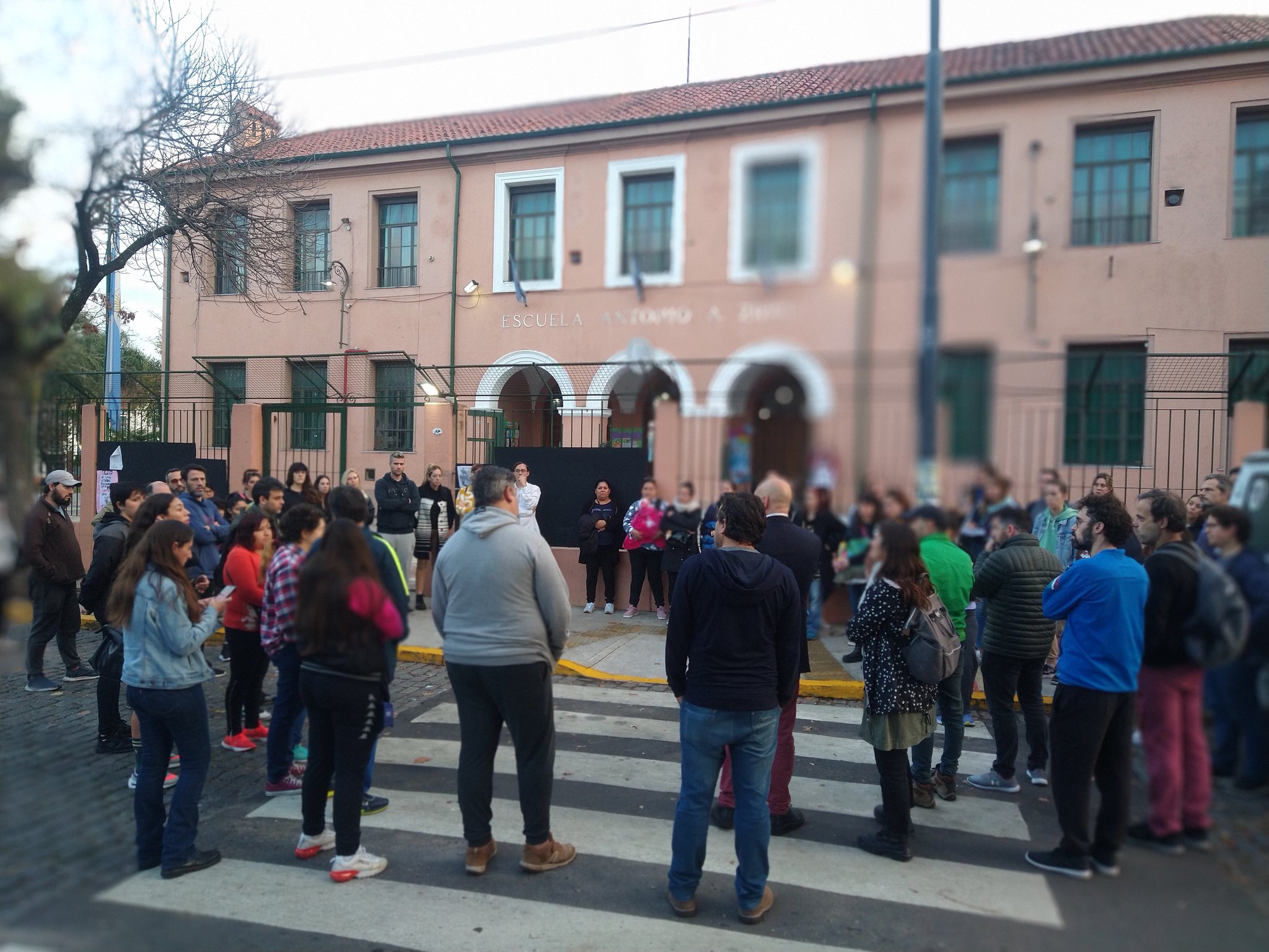 Parque Chacabuco: protesta en la escuela Zinny por la presencia de ratas