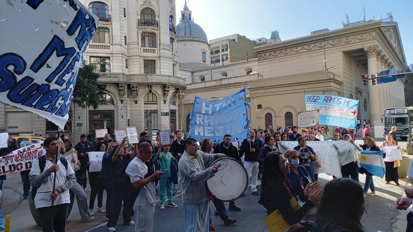 Segundo día de paro en el Hospital Ramos Mejía: marcha de trabajadores de la salud y entrega de petitorio a Quirós
