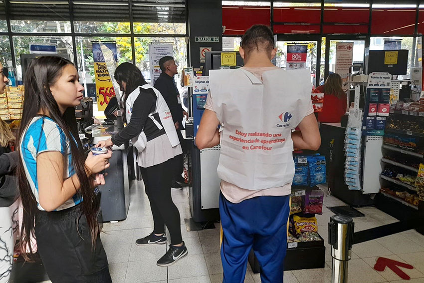 Estudiantes secundarios repositores en Carrefour para cumplir con las prácticas laborales obligatorias