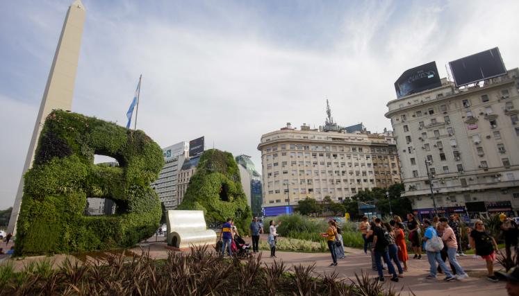 Obelisco: el GCBA intervino el jardín vertical BA Verde con un Banco Libro