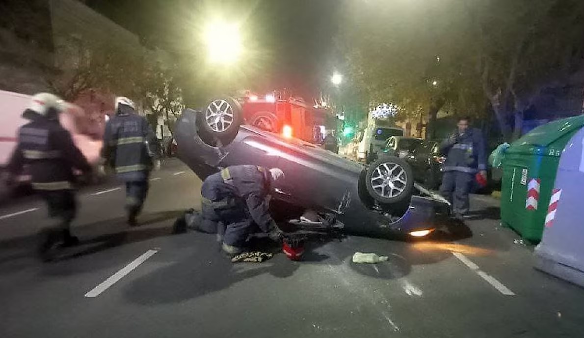 Caballito: chocó un auto estacionado, volcó, dejó a su pareja en el lugar y huyó