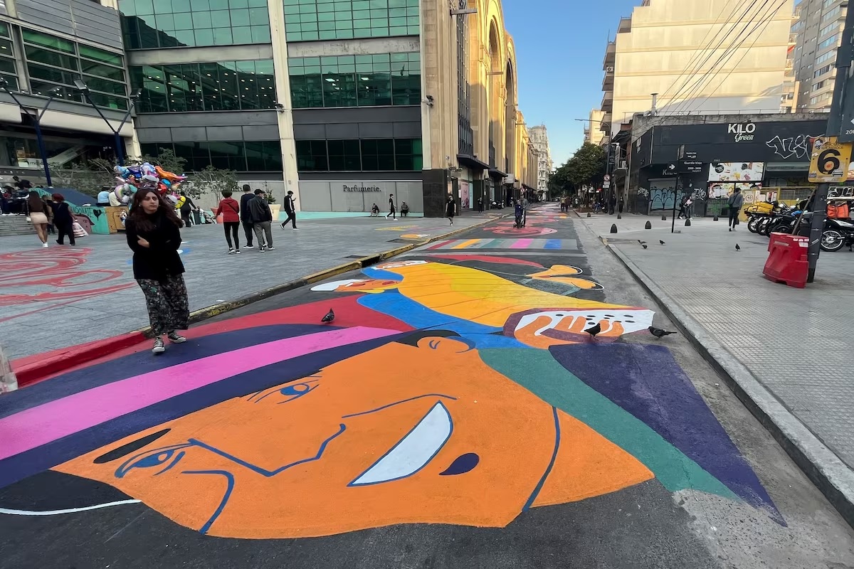 Abasto Barrio Cultural: pintaron el mural de piso más grande de Buenos Aires en Agüero para unir el Parque de la Estación con el Pasaje Zelaya
