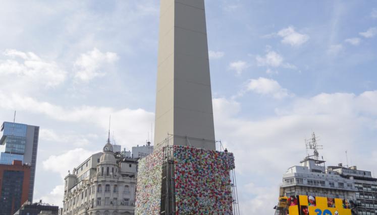 Día Mundial del Reciclaje: avanza la intervención artística en el Obelisco con material de los Puntos Verdes