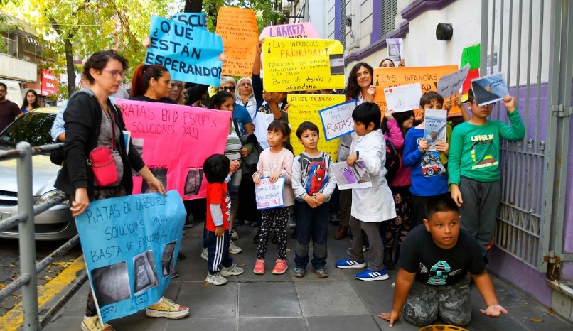 Ratas en escuelas: nueva protesta en Flores se suma a reclamos en Barracas, Caballito y Villa Urquiza
