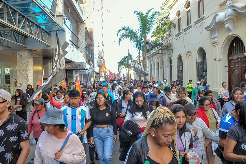 Las organizaciones de la marcha federal piquetera acampan en Plaza de Mayo