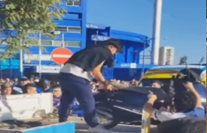 Hinchas de Vélez recuperaron una moto que una grúa se estaba llevando