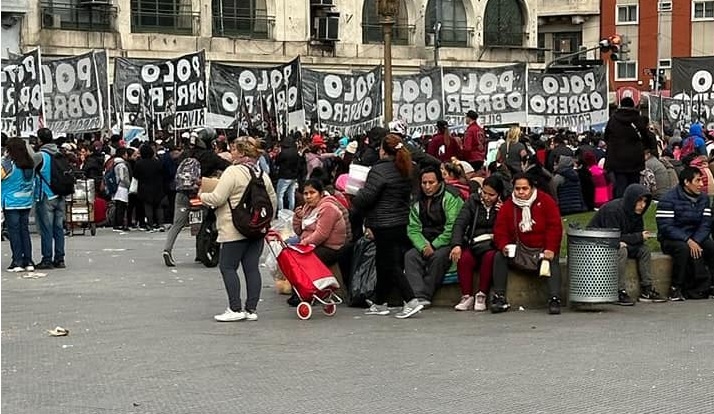 Balvanera: movimientos sociales marcharon de Plaza Miserere a la Jefatura de Gobierno por alimentos para comedores y contra recortes a Ciudadanía Porteña
