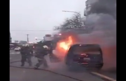 Se incendió un auto en plena calle en Pompeya