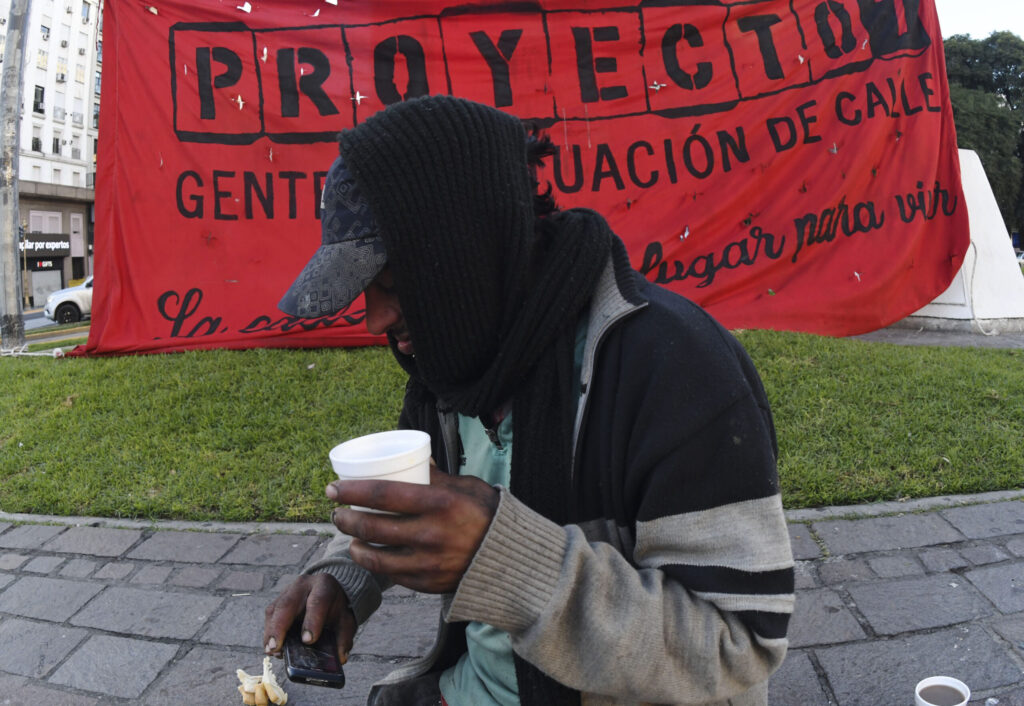Proyecto 7 realizó un desayuno en el Obelisco para reclamar ayuda ante el frío