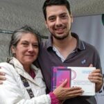 Entrega de tablets a vecinos y vecinas de la Comuna 8