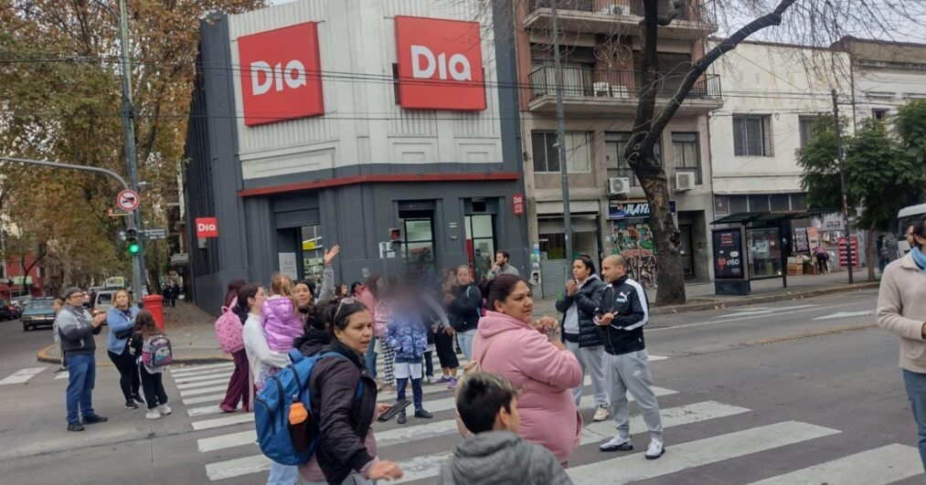 Protesta en una escuela de La Boca por la presencia de ratas