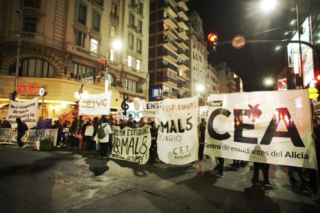 Estudiantes protestaron en Callao y Corrientes contra el cierre de carreras en terciarios públicos