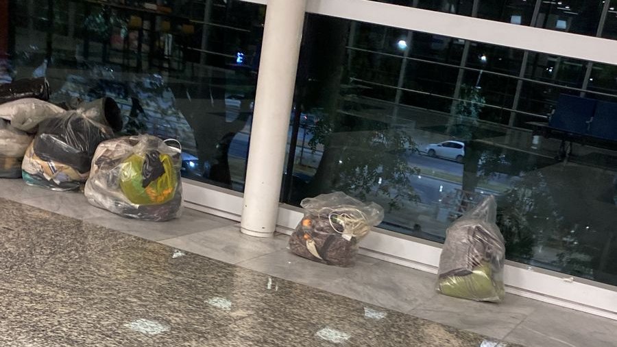 Desalojaron a la gente sin techo que dormía dentro del Aeroparque