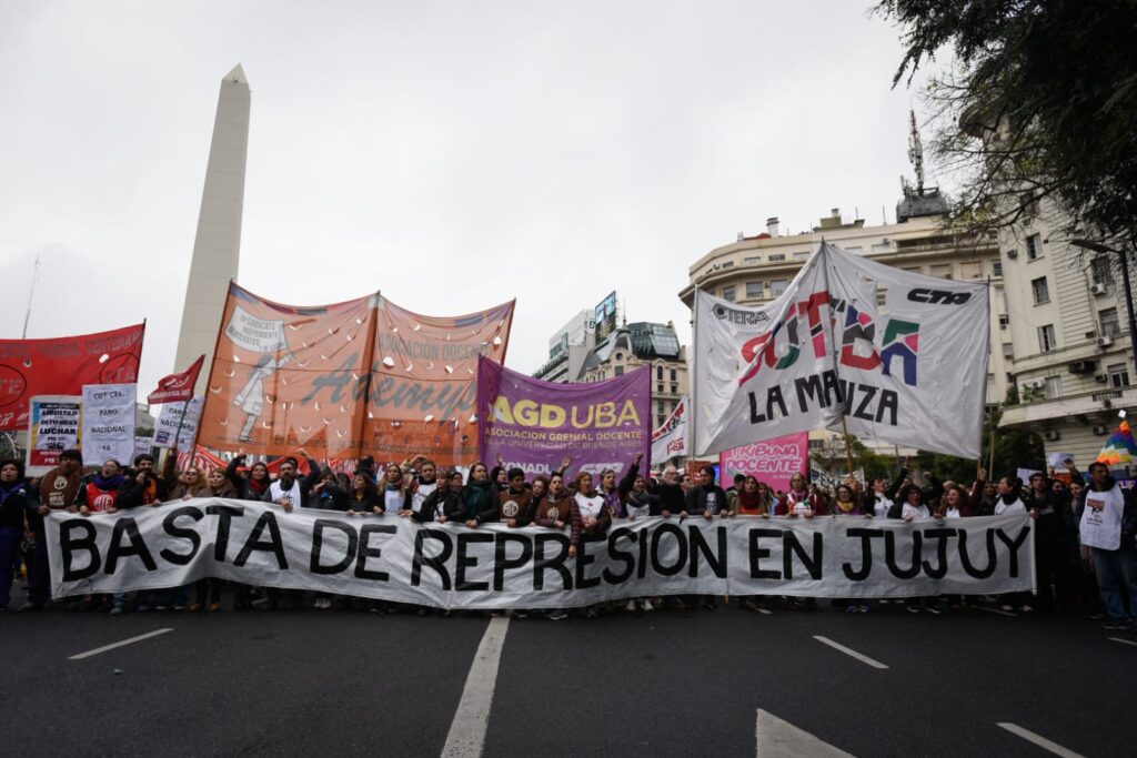 Gremios y agrupaciones políticas cortaron la 9 de Julio frente al Obelisco por la violencia en Jujuy