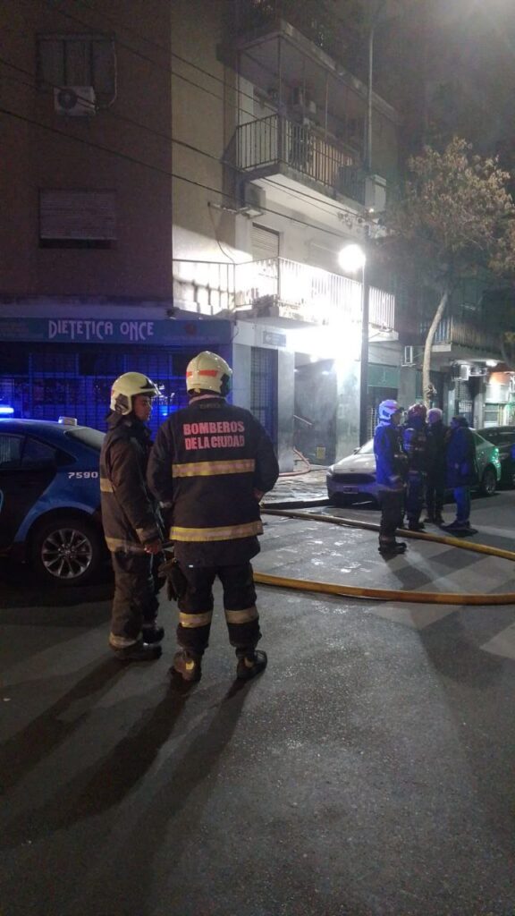 Se incendió una propiedad en Valentín Gómez y Boulogne Sur Mer: 10 vecinos asistidos en el lugar