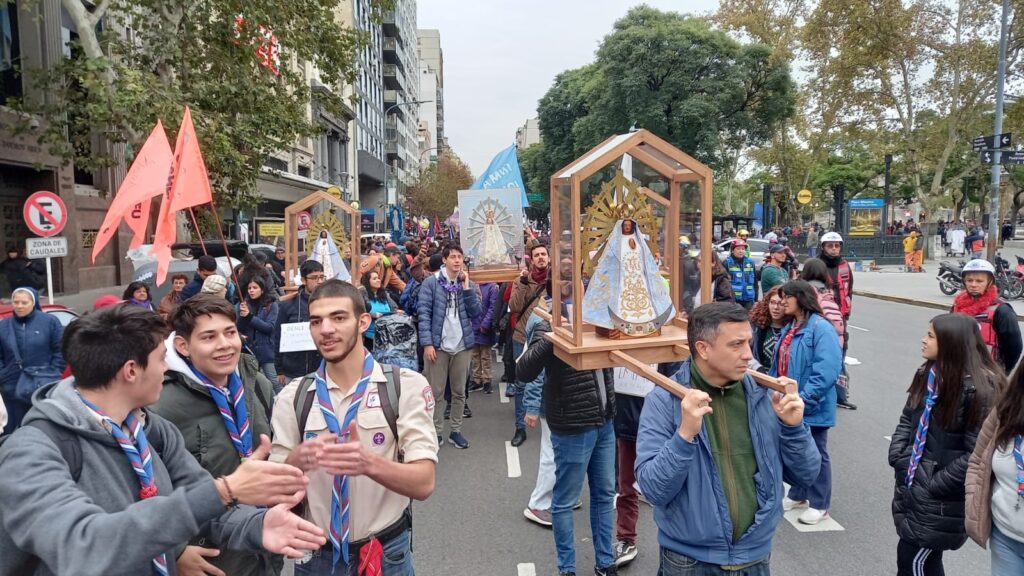 Marcha juvenil de Corpus Christi en Balvanera, de Plaza Miserere a la Catederal Metropolitana