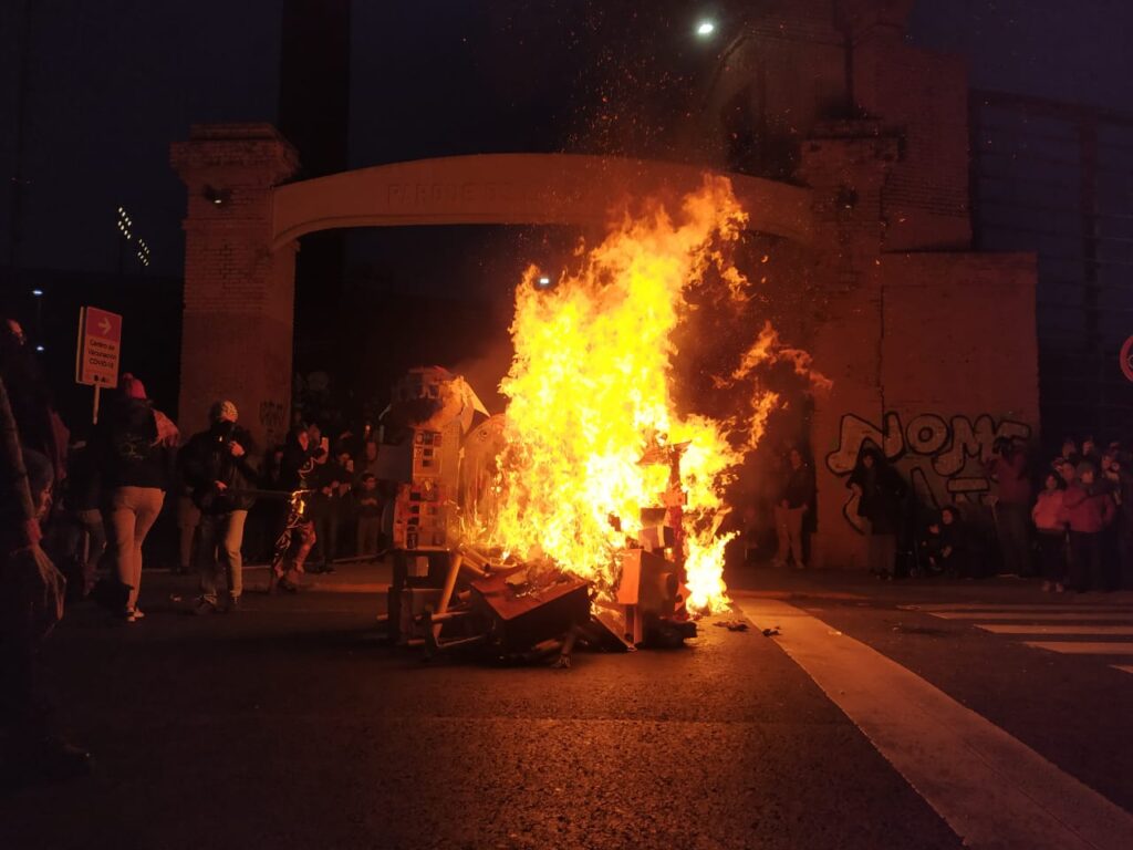 Tradición comunitaria: Quema del Muñeco en el Parque de la Estación, organizada por vecinos e instituciones del Abasto