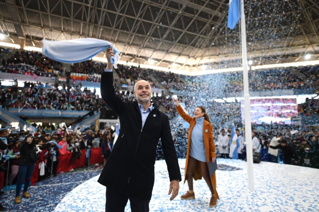 Rodríguez Larreta les tomó la Promesa a la Bandera a más de 7.000 alumnos en Villa Soldati