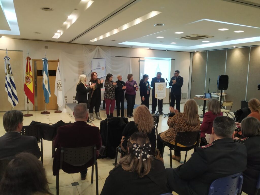 El Rotary Club de Balvanera celebró su octavo aniversario y distinguió al Ejército de Salvación