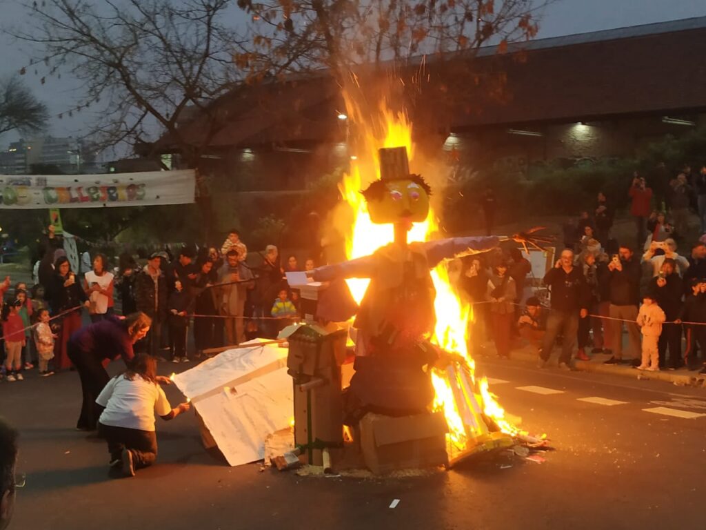Vecinos e instituciones del Abasto celebraron con juegos, música y teatro la Quema del Muñeco frente al Parque de la Estación
