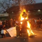 Vecinos e instituciones del Abasto celebraron con juegos, música y teatro la Quema del Muñeco frente al Parque de la Estación