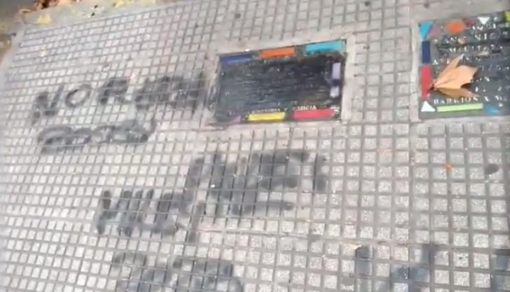 Almagro: vandalizaron las baldosas por la Memoria frente a la Escuela Piñero