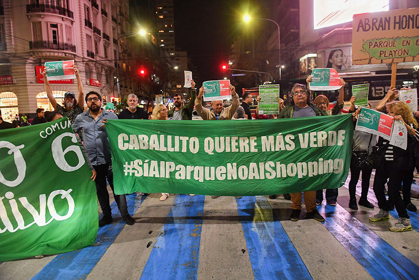 Protesta vecinal en Caballito con la consigna “No al shopping, sí al parque”